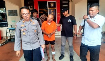 Kapolsek Tanjungpinang Timur AKP Rifi Hamdani Sitohang didampingi Kanit Reskrim, saat press rilis pengungkapan kasus curas di Mapolsek Tanjungpinang Timur. (Foto: Roland/Presmedia.id)
