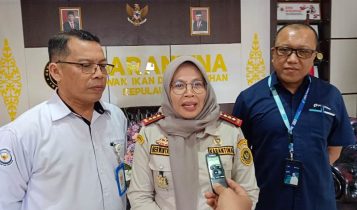 Kepala Balai Karantina Hewan Ikan dan Tumbuhan Kepulauan Riau drhHerwin Tari didampingi oleh Kepala BP2MHKP Tanjungpinang Felix Lumban Tobing dan Kepala Pelindo Tanjungpinang Kepala Balai Karantina Hewan, Ikan dan Tumbuhan Kepulauan Riau, drh.Herwin Tari didampingi oleh Kepala BP2MHKP Tanjungpinang Felix Lumban Tobing dan Kepala Pelindo Tanjungpinang. (Foto: Roland/Presmedia.id)