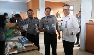 Kepala Lapas Narkotika Kelas IIA Tanjungpinang, Edi Mulyono saat dites urine oleh Kepala BNN Tanjungpinang Kombes Pol Heryanto di Aula lapas Narkotika Tanjungpinang (Lapas).