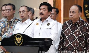 Ketua Satgas Judi Online (Menkopolhukam) Hadi Tjahjanto saat menggelar konferensi pers pelaksanaan operasi hukum Satgas Judi Online di Kantor Kemenko Polhukam Jakarta Rabu (19/06/2024). (Foto: Biro humas Kementerian Kominfo)