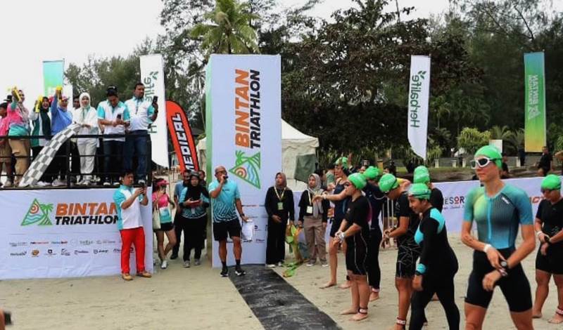 Ketua TP PKK Bintan Hafizha Rahmadhani melepaskan peserta Bintan Triathlon 2024 Kategori Sprint Wanita.