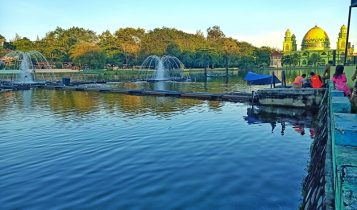 Kolam besar yang memiliki air mancur berwarna warni di Kijang City Walk menjadikan lokasi ini menjadi tempat bersantai yang nyman dan teduh bagi pengunjung Kolam besar di taman kota Kijang City Wal memiliki air mancur berwarna-warni menjadikan lokasi ini jadi tempat bersantai yang nyman dan teduh bagi pengunjung (Foto:Hasura/Presmedia.id)