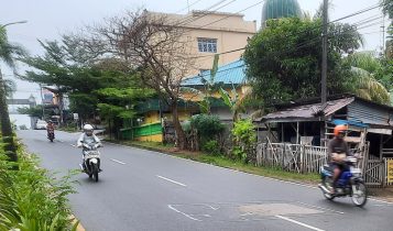 Lubang Galian PDAM di Jalan DI Panjaitan Km 7 lokasi korban Dj kecelakaan sebelumnya ditutup Plat dan saat ini sudah dilapisi semen Lubang Galian PDAM di Jalan DI Panjaitan Km 7 lokasi korban Dj kecelakaan sebelumnya ditutup Plat dan saat ini sudah dilapisi semen. (Foto: Roland/Presmedia.id)
