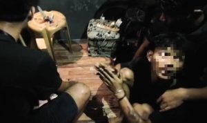 Pelaku Narkoba inisial R saat dibawa Polisi dari rumahnya ke Polresta Tanjungpinang. (Foto: Istimewa/Polisi)