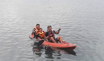 Pengunjung Kelong Apung Bintan Jaya saat bermain perahu kano di Bintan Pengunjung Kelong Apung Bintan Jaya saat bermain perahu kano di Bintan. (Foto: Roland/ Presmedia.id)