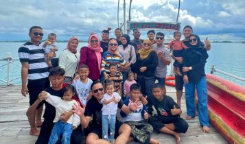 Pengunjung Kelong Apung Bintan Jaya saat berswa foto liburan asyik akhir pekan bersama keluarga di Bintan Pengunjung Kelong Apung Bintan Jaya saat berswa foto liburan asyik akhir pekan bersama keluarga di Bintan. (Foto: Roland/ Presmedia.id)
