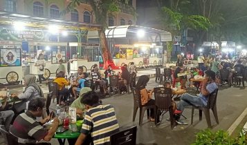 Pengunjung di kawasan Street Food Bintan Center Tanjungpinang saat bersantai dan menikmati kuliner. (Foto: Presmedia.id)