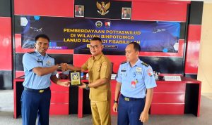 Penyerahan Plakat Paban VI Taswilud Spotdirga Mabesau, Kolonel Kal Agung Purwohadi kepada Pj Walikota Tanjungpinang, Andri Rizal di Aula Kantor Lurah Batu 9 Tanjungpinang. (Foto: Roland/Presmedia.id)