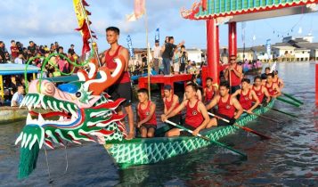 Peserta Lomba Perahu Naga saat bersiap siap di garis start lomba sebelum dilepas Gubernur Kepri Ansar Ahmad di laut Pelantar III Tanjungpinang Peserta Lomba Perahu Naga saat bersiap-siap di garis start lomba sebelum dilepas Gubernur Kepri Ansar Ahmad di laut Pelantar III Tanjungpinang.