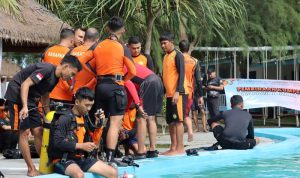 Petugas Basarnas Tanjungpinang mendapat pelatihan kompetensi pencarian dan pertolongan di bawah air di Pantai Trikora, Bintan. (Foto: Basarnas Tanjungpinang)