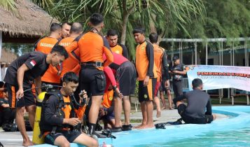 Petugas Basarnas Tanjungpinang mendapat pelatihan kompetensi pencarian dan pertolongan di bawah air di Pantai Trikora, Bintan. (Foto: Basarnas Tanjungpinang)
