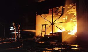 Petugas damkar saat melakukan pemadaman api di Gudang Kayu Milik Ayong. (Foto: Roland/Presmedia.id)