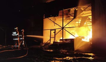 Petugas damkar saat melakukan pemadaman api di Gudang Kayu Milik Ayong Petugas damkar saat melakukan pemadaman api di Gudang Kayu Milik Ayong. (Foto: Roland/Presmedia.id)