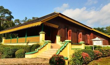 Replika Istana Damnah di kawasan Merawan Kecamatan Lingga menjadi salah satu objek wisata strategis yang memiliki nilai sejarah tentang kebesaran Kesultanan Riau Lingga Replika Istana Damnah di kawasan Merawan Kecamatan Lingga menjadi salah satu objek wisata strategis yang memiliki nilai sejarah tentang kebesaran Kesultanan Riau-Lingga. (Foto: Instagram.com-pramanavtra)