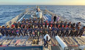 Satgas MTF TNI Konga XXVIII-O/UNIFIL menggemakan takbir di atas Kapal Perang Republik Indonesia (KRI) Diponegoro-365, dalam Sholat Idul Adha saat melaksanakan On Task ke-19 di Laut Mediterania, Lebanon, Minggu (16/06/2024). (Foto: tnial.mil.id)