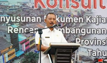 Sekretaris Daerah Provinsi Kepulauan Riau Adi Prihantara saat membuka Konsultasi Publik II penyusunan Kajian Lingkungan Hidup Strategis (KLHS) Rencana Pembangunan Jangka Panjang Daerah (RPJPD) Provinsi Kepulauan Riau Tahun 2025-2045 di Hotel Aston, Tanjungpinang, Rabu (5/6/2024). (Foto: Diskominfo Kepri)