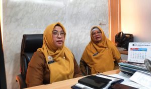Sekretaris Dinas Pendidikan Kota Tanjungpinang, Salbiah didampingi Kabid SD Disdik Tanjungpinang. (Foto: Roland/Presmedia.id)