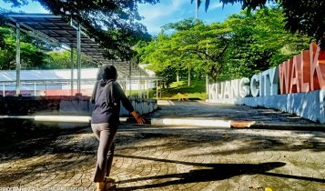 Seorang Warga saat berkunjung menikmati taman kota Kijang City Walk di Kijang Kabupaten Bintan Seorang Warga saat berkunjung menikmati taman kota Kijang City Walk di Kijang Kabupaten Bintan (Foto:Hasura/Presmedia)