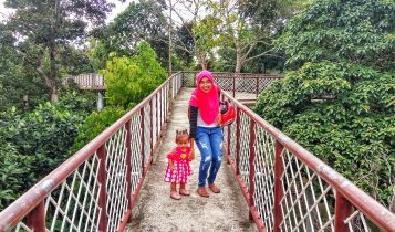Seroang Pengunjung bersama anaknya saat menikmati Jembatan Gantung di taman Kijang City Walk kota Kijang kabupaten Bintan Seorang pengunjung bersama anaknya, saat menikmati Jembatan Gantung di taman Kijang City Walk kota Kijang kabupaten Bintan (Foto:Hasura/Presmedia)