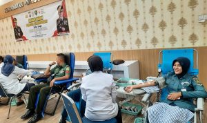 TNI turut serta dalam kegiatan donor darah di Polresta Tanjungpinang. (Foto: Roland/Presmedia.id)