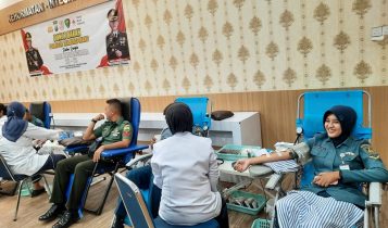 TNI turut serta dalam kegiatan donor darah di Polresta Tanjungpinang. (Foto: Roland/Presmedia.id)