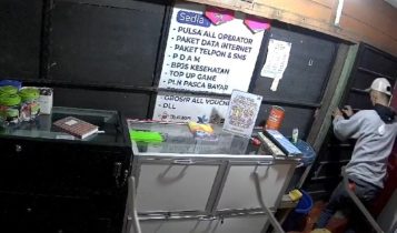 Tangkapan video aksi maling yang terekam CCTV saat masuk kedalam konter.
