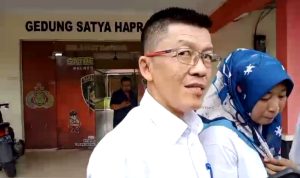 Tersangka Hasan saat memberi keterangan pada Media saat keluar dari ruangan Tipikor Satreskrim Polres Bintan Jumat (7/6/29024). (Foto: Hasura/Presmedia.id)