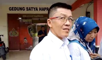 Tersangka Hasan saat memberi keterangan pada Media saat keluar dari ruangan Tipikor Satreskrim Polres Bintan Jumat (7/6/29024). (Foto: Hasura/Presmedia.id)