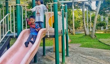 Tersedianya wahana permainan anak seperti seluncruan dan ayunan membuat wiatawan yang mambawa anak akan betah bermain di taman Kijang City Walk Taman bermain anak menjadi wahana permainan anak untuk berseluncuan, membuat wiatawan yang mambawa anaknya akan betah bermain di taman Kijang City Walk (Foto:Hasura/Presmedia)