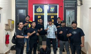 Tim Unit Sat Reskrim Polresta Tanjungpinang bersama Unit Reskrim Polsek Tanjungpinang Timur saat mengamankan pelaku di Polsek Tanjungpinang Timur. (Foto: Istimewa Polisi)