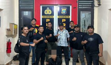 Tim Unit Sat Reskrim Polresta Tanjungpinang bersama Unit Reskrim Polsek Tanjungpinang Timur saat mengamankan pelaku di Polsek Tanjungpinang Timur Tim Unit Sat Reskrim Polresta Tanjungpinang bersama Unit Reskrim Polsek Tanjungpinang Timur saat mengamankan pelaku di Polsek Tanjungpinang Timur. (Foto: Istimewa Polisi)