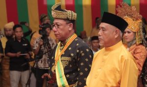 Acara adat pemberian gelar Adat Dato' Perdana Satya Buana kepada Kapolda Kepri, Irjen Pol. Yan Fitri Halimansyah oleh Kesultanan Riau-Lingga yang dipimpin oleh Zuriat dan Kerabat Kesultanan Riau-Lingga di Gedung DPRD Kabupaten Lingga, Sabtu, (13/07/2024).