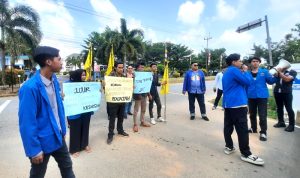 Aksi Unjuk Rasa PMII di PN Tanjungpinang.