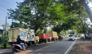 Antrian Lori dan Pick Up Mengular di SPBU di Jalan Raja Haji Fisabililah KM 8 Tanjungpinang. Antrian lori dan pick up di Jalan MT Haryono KM 3 Tanjungpinang. (Foto: Roland/Presmedia.id)