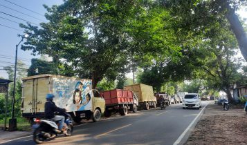 Antrian Lori dan Pick Up Mengular di SPBU di Jalan Raja Haji Fisabililah KM 8 Tanjungpinang. Antrian lori dan pick up di Jalan MT Haryono KM 3 Tanjungpinang Antrian Lori dan Pick Up Mengular di SPBU di Jalan Raja Haji Fisabililah KM 8 Tanjungpinang. Antrian lori dan pick up di Jalan MT Haryono KM 3 Tanjungpinang. (Foto: Roland/Presmedia.id)