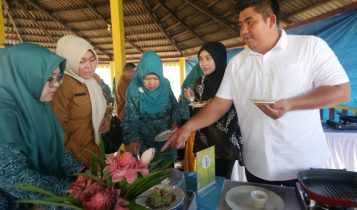 Bupati Bintan Roby Kurniawan menyerahkan bantuan frezer serta ikan dan bahan dasar ikan untuk pelaku usaha dan keluarga beresiko stanting. (Foto Diskominfo Bintan)