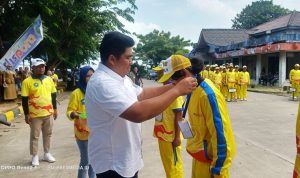 Bupati Bintan Roby Kurniawan melepaskan 161 atlet Bintan mengikuti POPDA Ke IX di Pelabuhan ASDP Tanjung Uban. (Foto: Hasura/Presmedia.id)