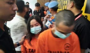 Dua pelaku pencurian motor pasangan Rm dan R yang menggunakan aplikasi Michat untuk cari korban dan mencuri motor di Tanjungpinang digiring Polisi masuk ke dalam sel tahanan Mapolresta Tanjungpinang, Selasa (30/7/2024) (Roland/ Presmedia)
