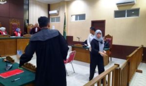 Dua terdakwa korupsi KONI Karimun usai dituntut oleh JPU di PN Tanjungpinang. (Foto: Roland/Presmedia.id)