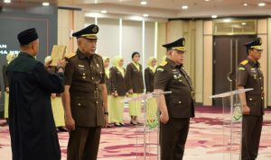 Feri Wibisono mengambil sumpah saat dilantik menjadi Wakil Jaksa Agung di Lantai 11 Gedung Utama Kejaksaan Agung, Kamis (4/7/2024). (Foto: Dok Puspenkum Kejagung)
