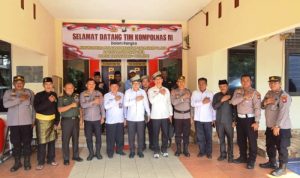 Foto bersama Kompolnas RI saat melaksanakan kunjungan kerja anggota dalam rangka penilaian nominasi Kompolnas Awards Tahun 2024, di Polsek Tanjungpinang Timur, Kota Tanjungpinang (Humas).