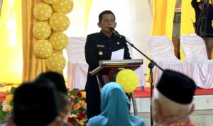 Gubernur Kepri Ansar Ahmad dan Istri saat mencanangkan Pekan Imunisasi Nasional (PIN) Polio di Kepri, dilaksanakan di Gedung Olahraga Demang Lebar Daun Kijang, Kabupaten Bintan, pada Jumat (26/7/2024).