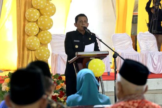 Gubernur Kepri Ansar Ahmad dan Istri saat mencanangkan Pekan Imunisasi Nasional PIN Polio di Kepri dilaksanakan di Gedung Olahraga Demang Lebar Daun Kijang Kabupaten Bintan Gubernur Kepri Ansar Ahmad dan Istri saat mencanangkan Pekan Imunisasi Nasional (PIN) Polio di Kepri, dilaksanakan di Gedung Olahraga Demang Lebar Daun Kijang, Kabupaten Bintan, pada Jumat (26/7/2024).