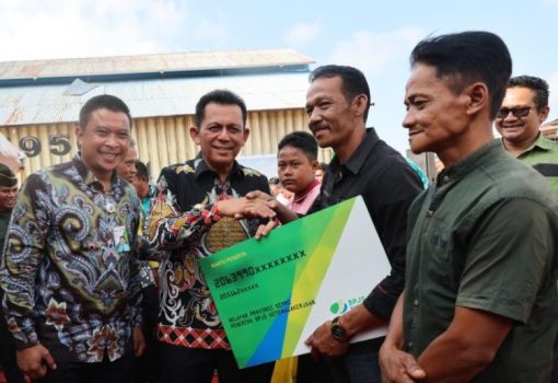 Gubernur Kepri Ansar Ahmad, menyerahkan secara simbolis BPJS Ketenagakerjaan pada Nelayan Kepri di Bintan. Tahun ini Pemprov Kepri mengalokasikan Rp7,3 M dana iuran BPJS Ketenagakerjaan 36.500 Nelayan di Provinsi Kepri. (Foto: Diskominfo Kepri)