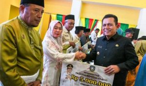 Gubernur Kepri Ansar Ahmad saat memberi bantuan kepada masyarakat Bintan di Gedung LAM Bintan, Kecamatan Bintan Timur, Jumat (26/7/2024).