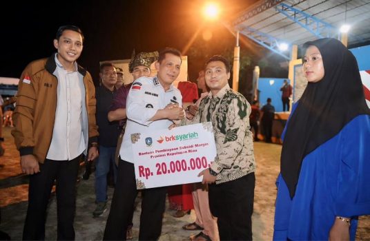 Gubernur Kepri Ansar Ahmad saat memberikan bantuan Pinjaman Modal dari Bank Riau Kepri Syariah yang bunganya ditanggung oleh Pemerintah Provinsi Kepri. (Foto: Diskominfo Kepri)