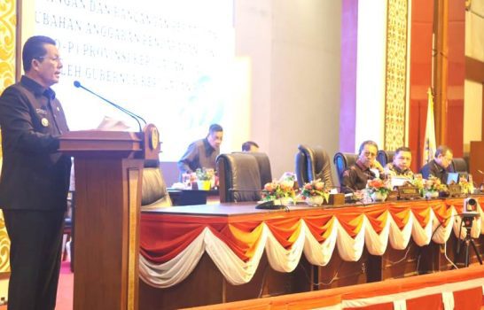 Gubernur Kepri Ansar Ahmad saat menyampaikan Nota Keuangan dan Rancangan Perda APBD-P 2024 pada Rapat Paripurna DPRD Kepri di Ruang Balairung Wan Seri Beni, Pusat Perkantoran Gubernur Provinsi Kepulauan Riau, Pulau Dompak, Senin (29/07/2024). (Foto: Humas DPRD Kepri)