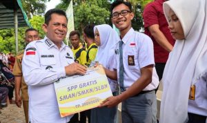 Gubernur Kepri Ansar Ahmad saat menyerahkan bantuan SPP Gratis dan dua pasang seragam gratis SMA/SMK dan SLB negeri di Provinsi Kepri. (Foto: Diskominfo Kepri)