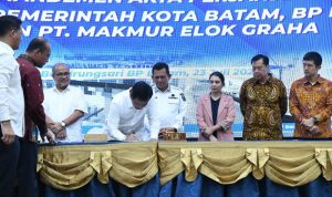 Gubernur Kepri Ansar Ahmad selaku Ketua DK-FTZ Batam, Bintan dan Karimun bersama Wali Kota sekaligus Ex-Officio BP Batam, Muhammad Rudi, dan Direktur Utama PT MEG, Reni Setiawati, serta pejabat dan pihak terkait lainnya di Balai Rungsari Gedung Bida Utama Kantor BP Batam, Selasa (23/7/2024). (Foto: Diskominfo Kepri)