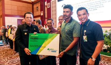 Gubernur Kepulauan Riau, Ansar Ahmad, menyerahkan bantuan beras dan dukungan ekonomi kepada 5,000 kepala keluarga serta nelayan di Kota Tanjungpinang Selasa (02/07/2024). (Foto: Diskominfo Kepri)